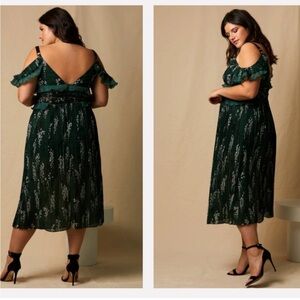 Choosy Uptown Pleated Floral midi dress 
In emerald green